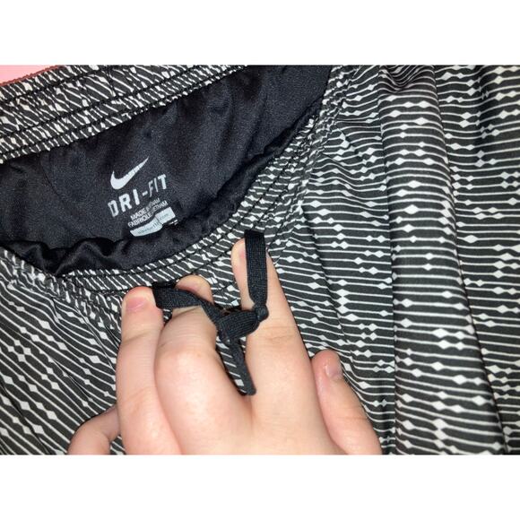 Nike black and white athletic shorts size large - Picture 3 of 5